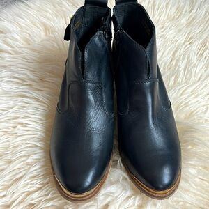 🆕 ALDO BLACK LEATHER ANKLE BOOTS WITH GOLD METAL ON THE TIP SIZE 8.5